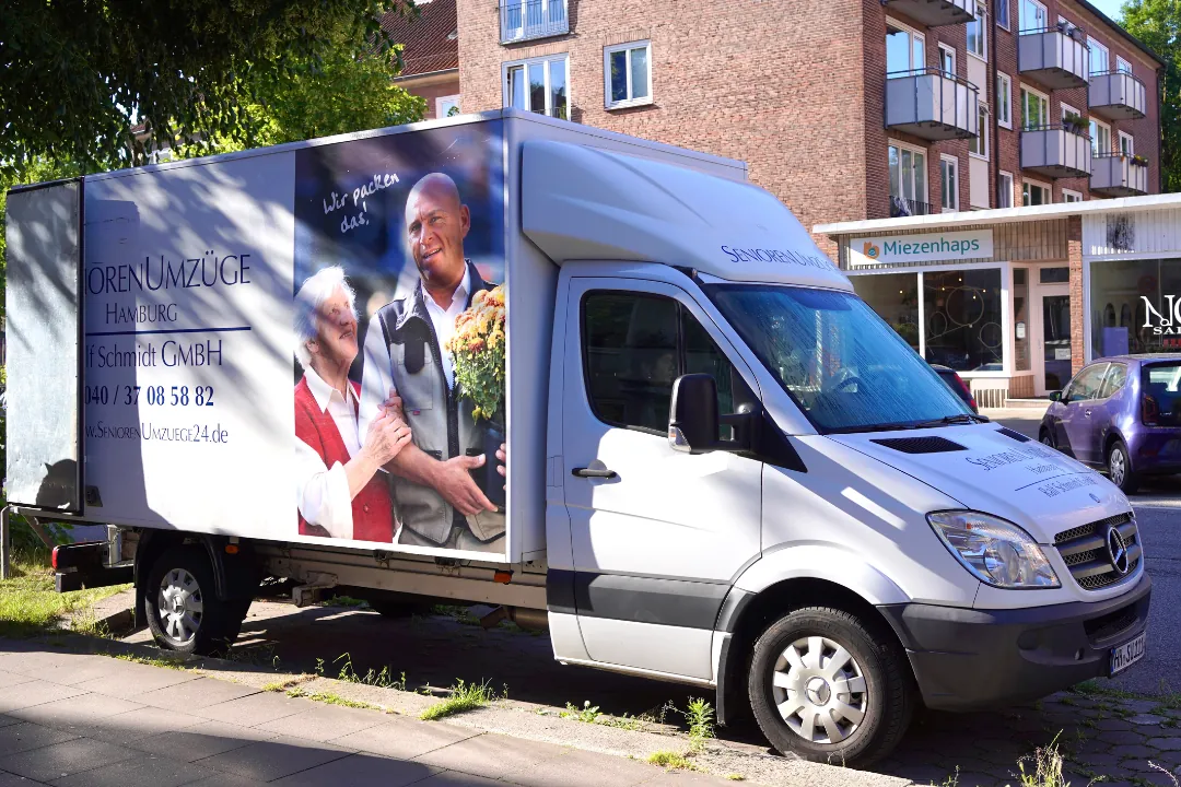Lieferwagen mit Werbebild und Text für Seniorenumzüge Hamburg.